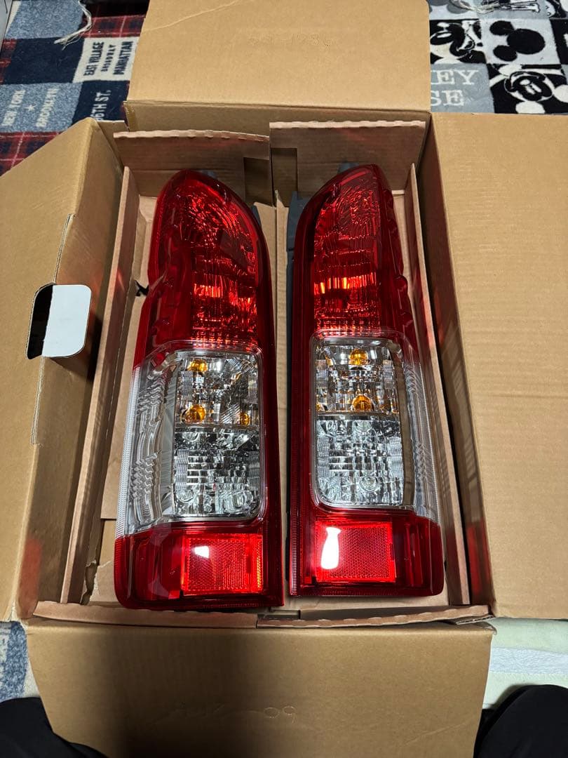 200系ハイエースバン　4型以後　純正クリアテール左右セット① 送料込み　美品
