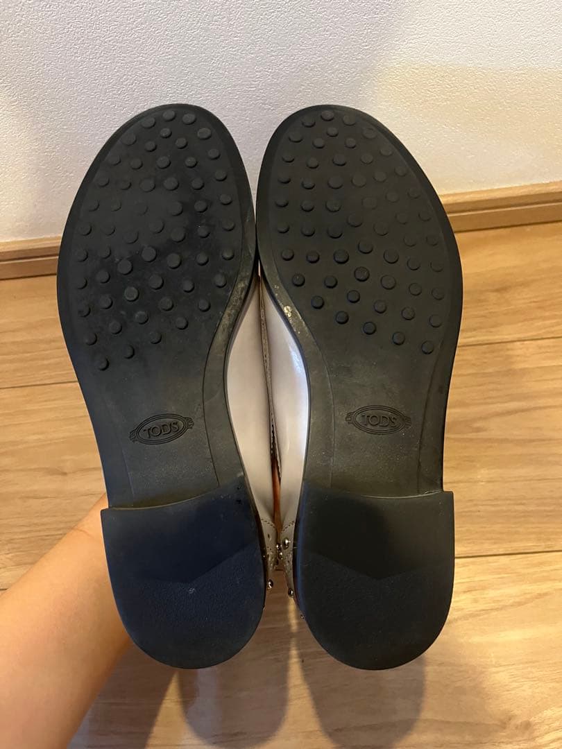 スタッズ付きレザー ローファー ライトグレー