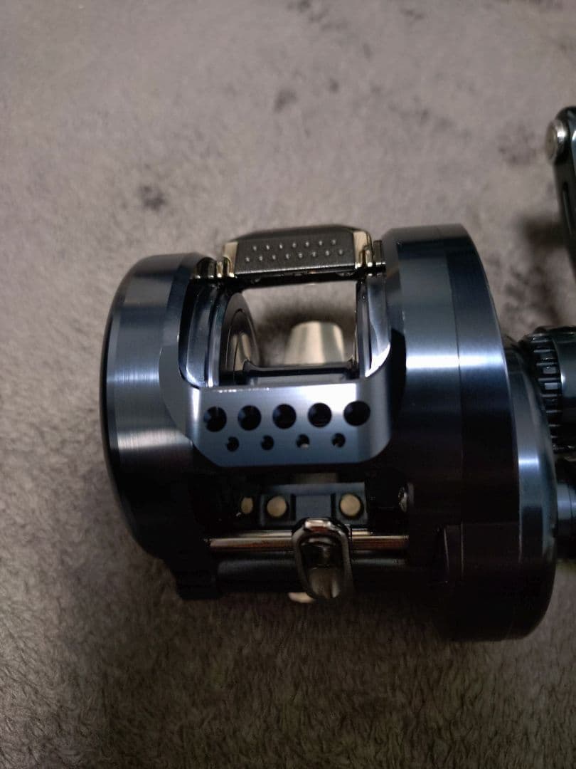 【極美品・完備品】シマノ オシアコンクエスト リミテッド 301HG（左）