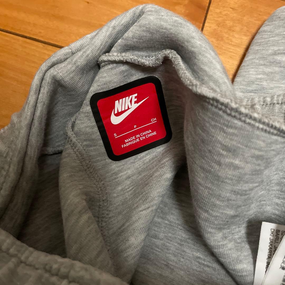 もけけのママNike テックフリースグレー　Sサイズ