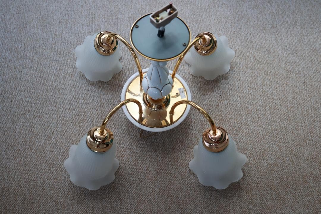 シャンデリア ゴールドと白いシェード