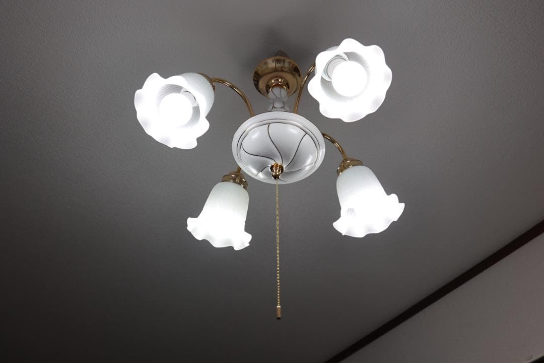 シャンデリア ゴールドと白いシェード