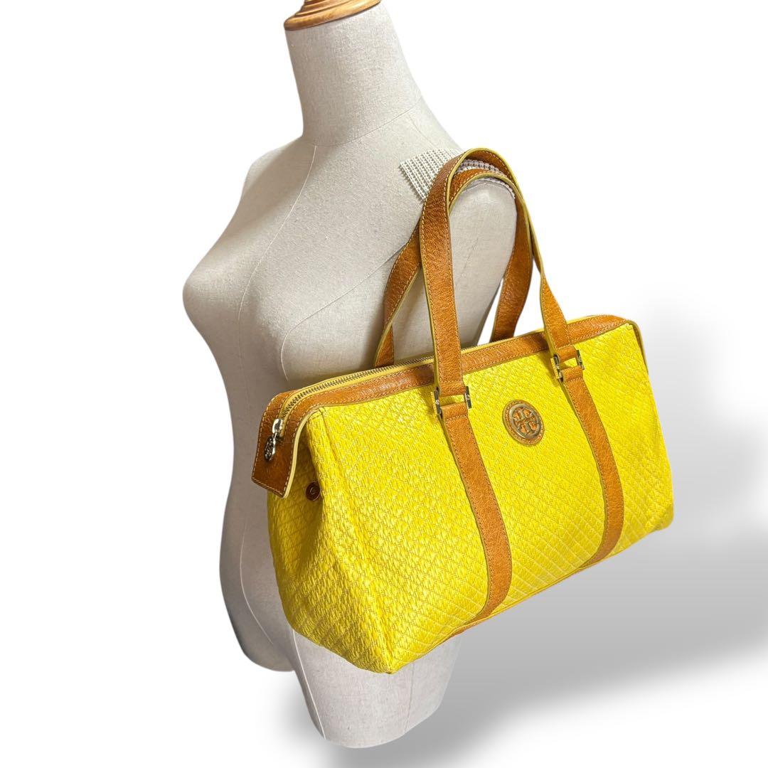 【美品】トリーバーチ　ボストン型トートバッグ　キルティング　ロゴ金具　黄色大容量