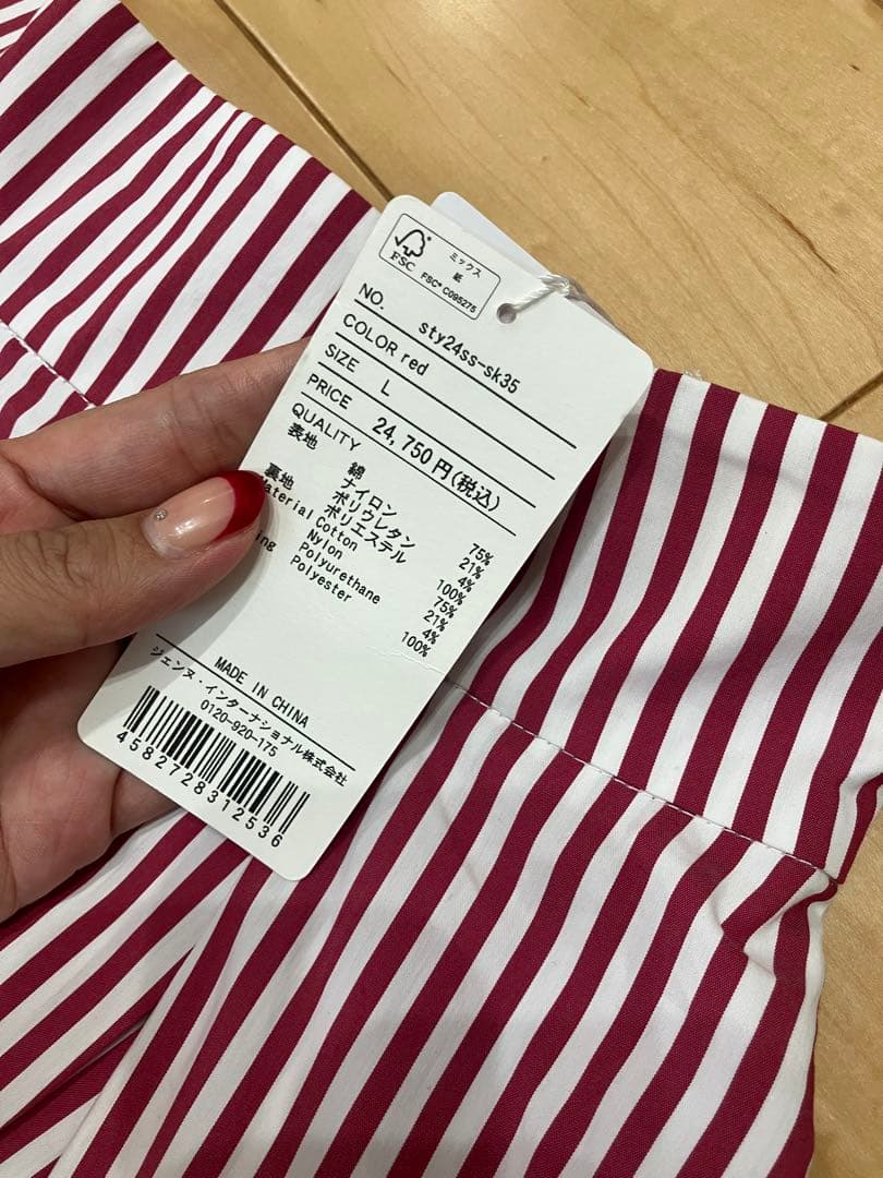 【新品タグ付き】【公式完売】JENNEストライプタックスカート　L レッド