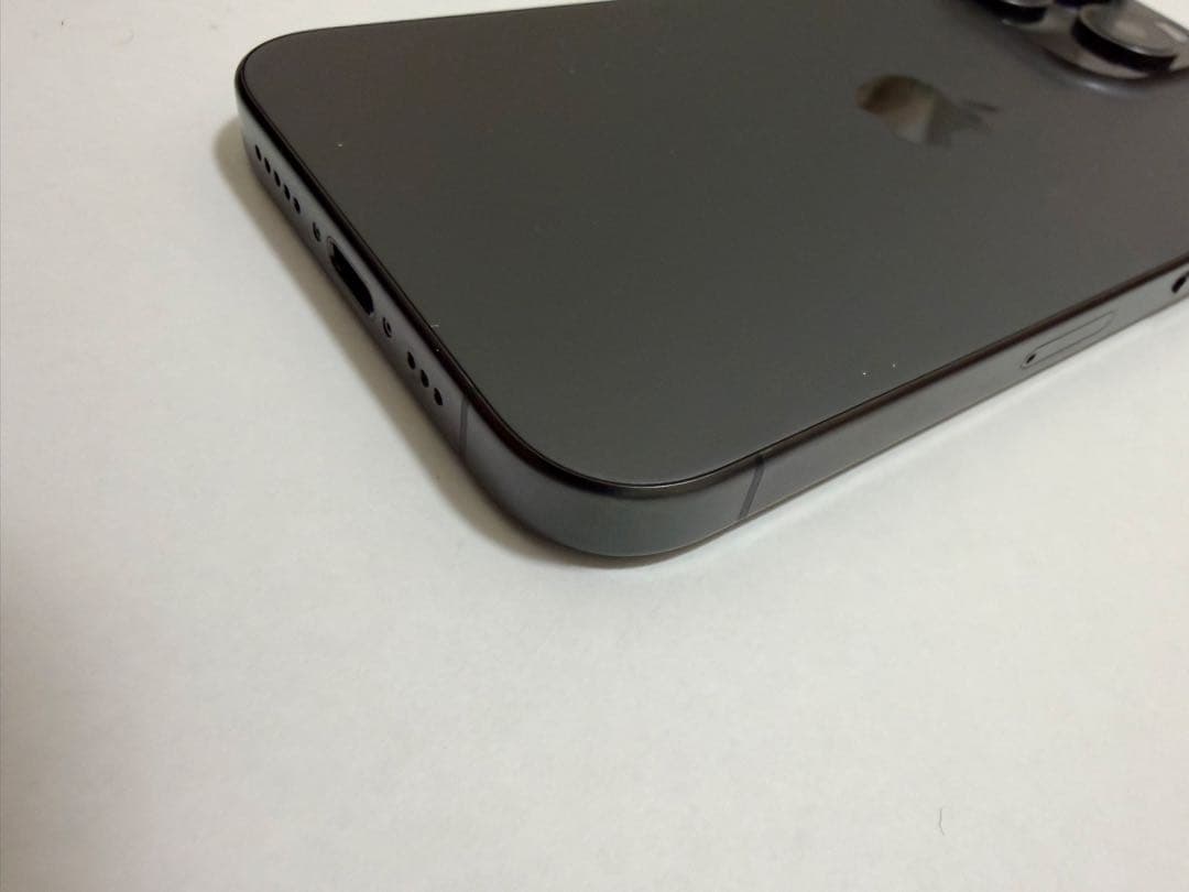 iPhone 15 Pro ブラックチタニウム　256GB