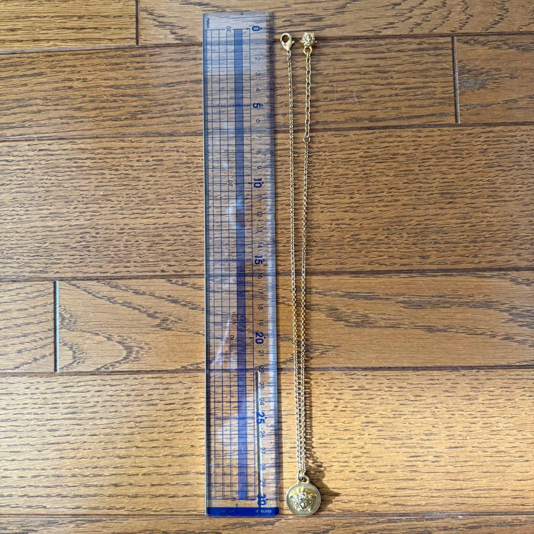 Versace メダル型ネックレス