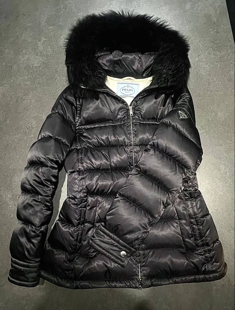 【美品】PRADA ダウンジャケット サイズ42 黒色 レディース