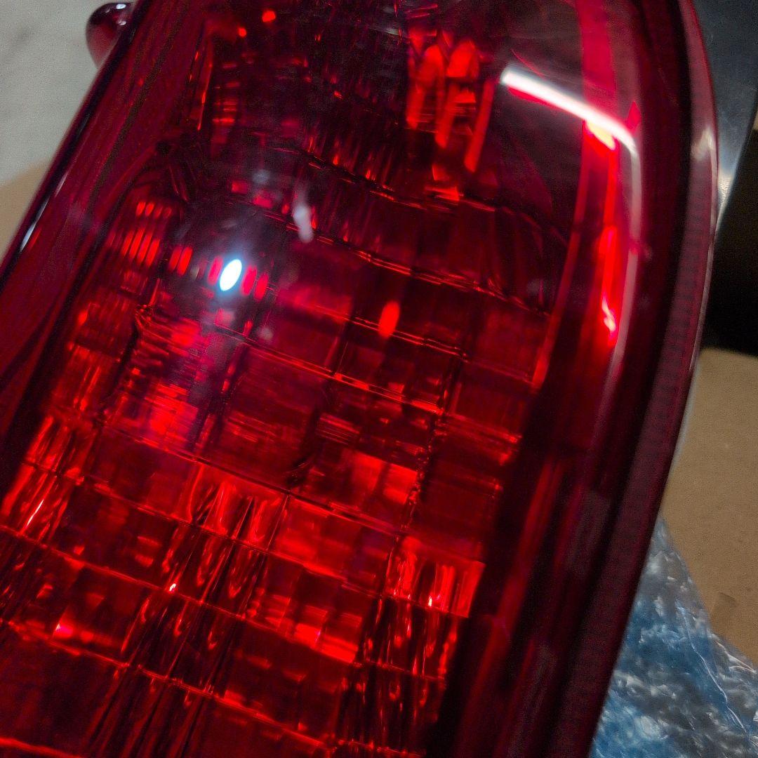 【スター】200系4型ハイエース　純正テールランプ左右