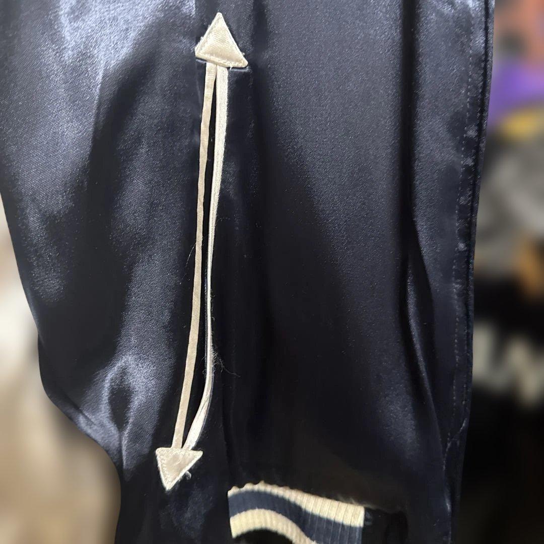 サテン素材 スカジャン 黒/赤刺繍