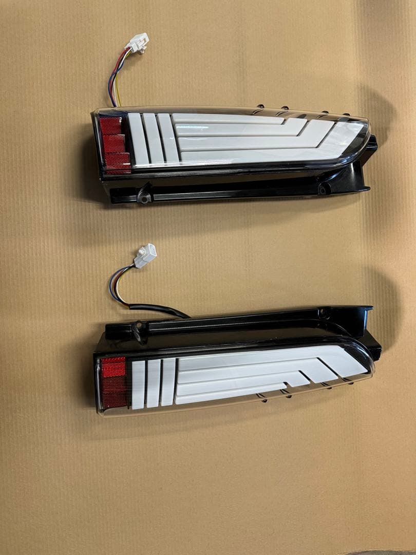 200系ハイエースフルLEDファイバーテールランプ クリア/ホワイト　ヘリオス製