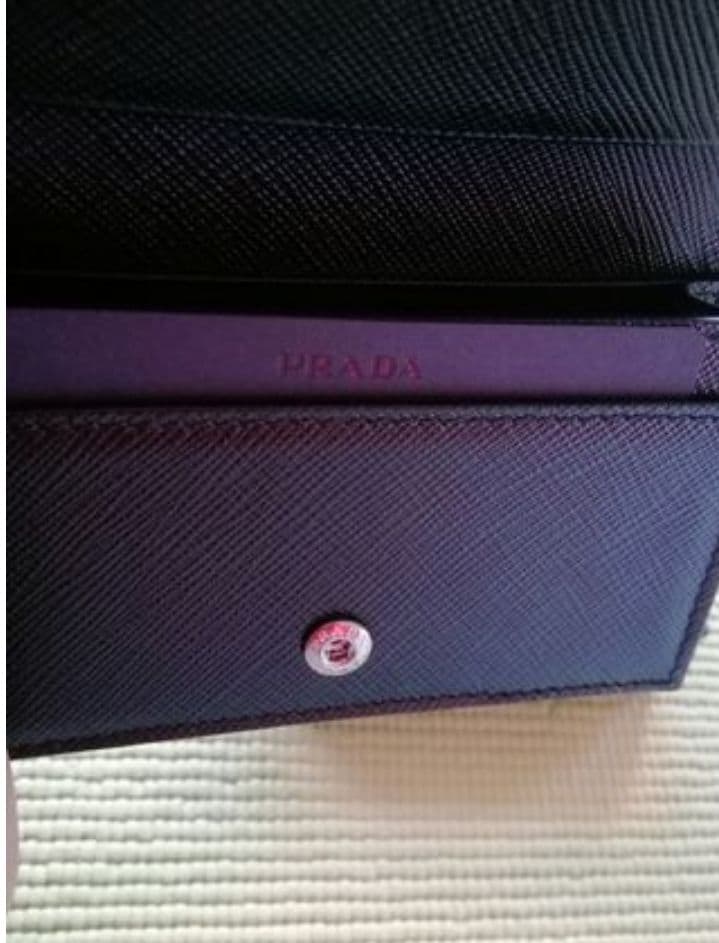 PRADA ブラックレザー名刺入れ(サフィアーノ トライアングル)