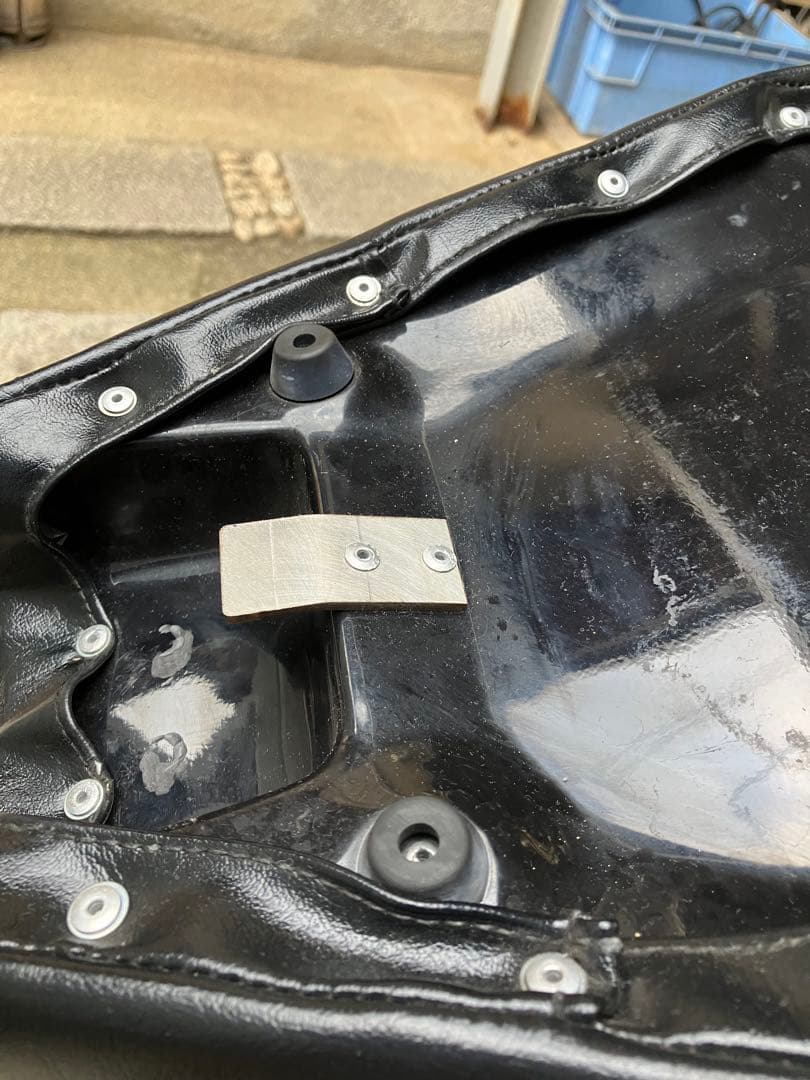 モーターロック　カワサキ W650 薄型ベーツタイプ TTシート 中古