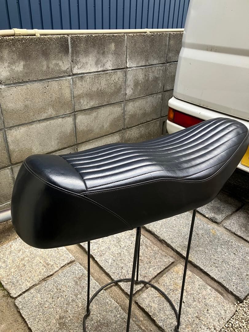 モーターロック　カワサキ W650 薄型ベーツタイプ TTシート 中古