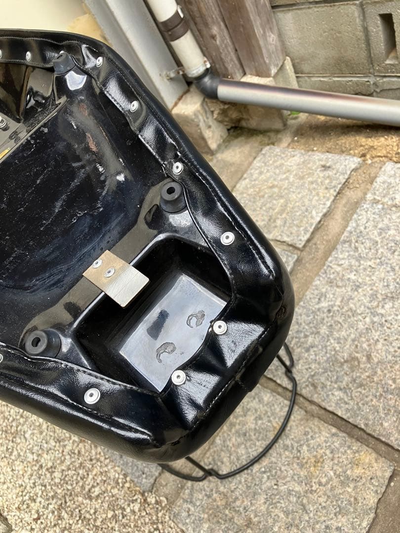 モーターロック　カワサキ W650 薄型ベーツタイプ TTシート 中古