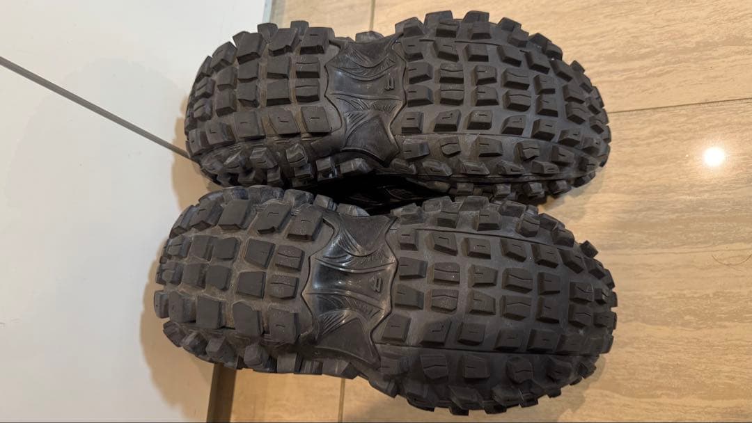 BALENCIAGAバウンサーディフェンダースニーカー