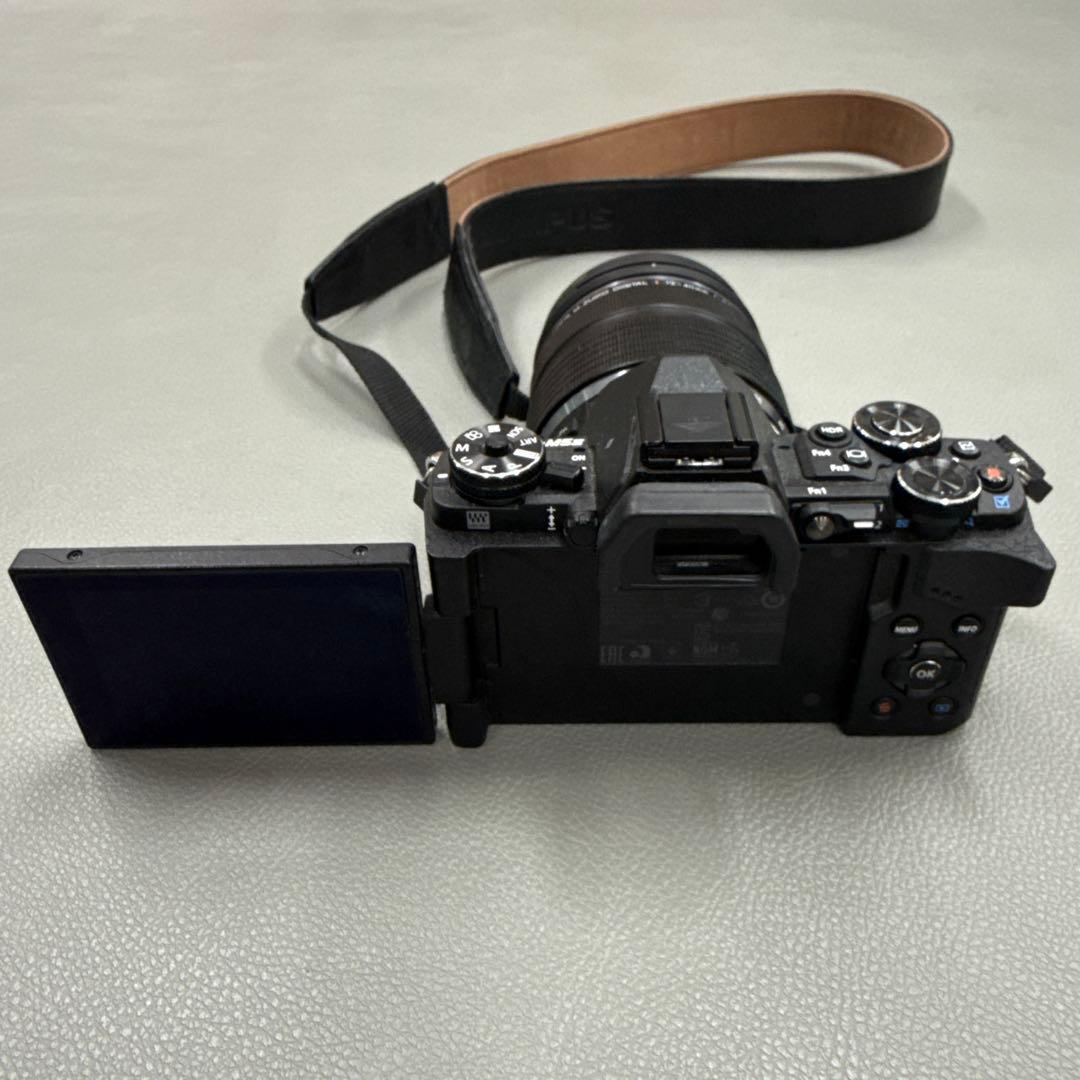 OLYMPUS ミラーレス一眼カメラ OM-D E-M5 MarkII レンズ付