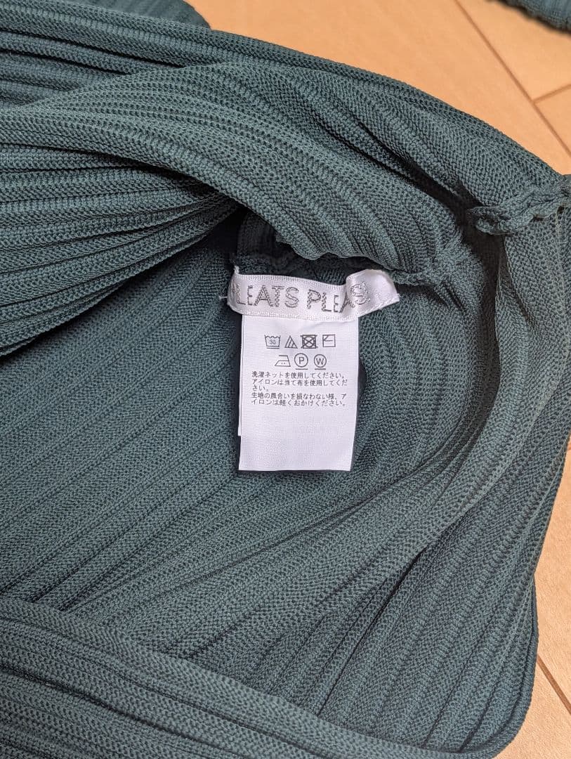 24年PLEATS PLEASE ダークグリーン ハイネックセーター