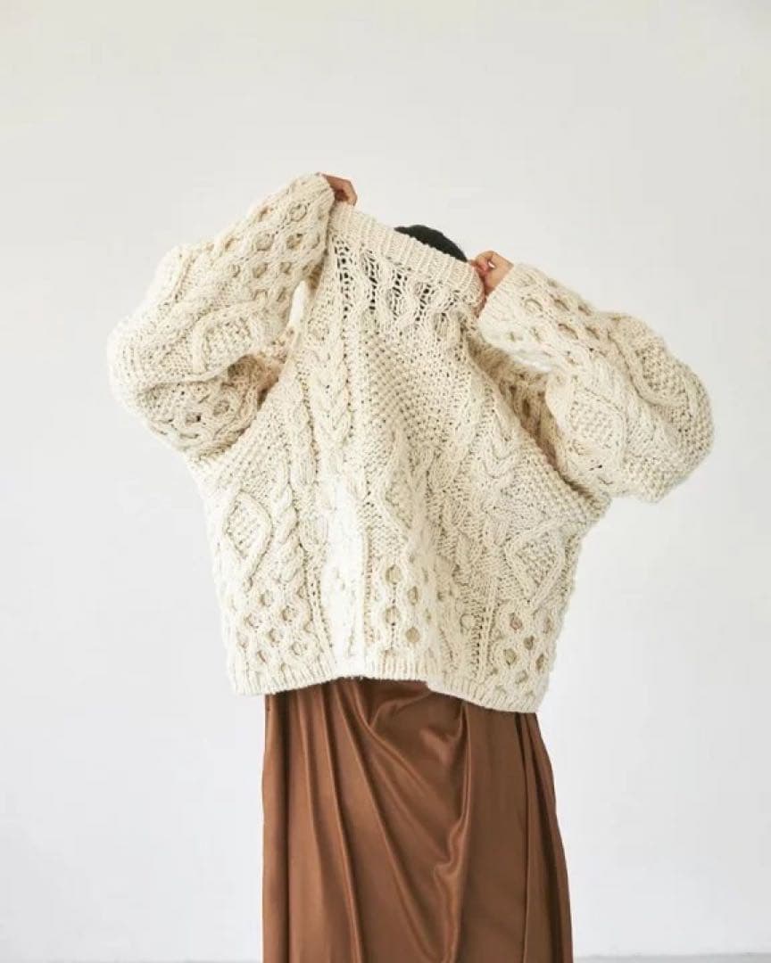 アイボリー ケーブルニット セーター