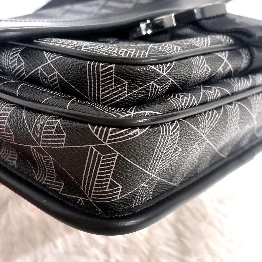 国内完売 希少 美品 LACOSTE モノグラムフラップメッセンジャーバッグ