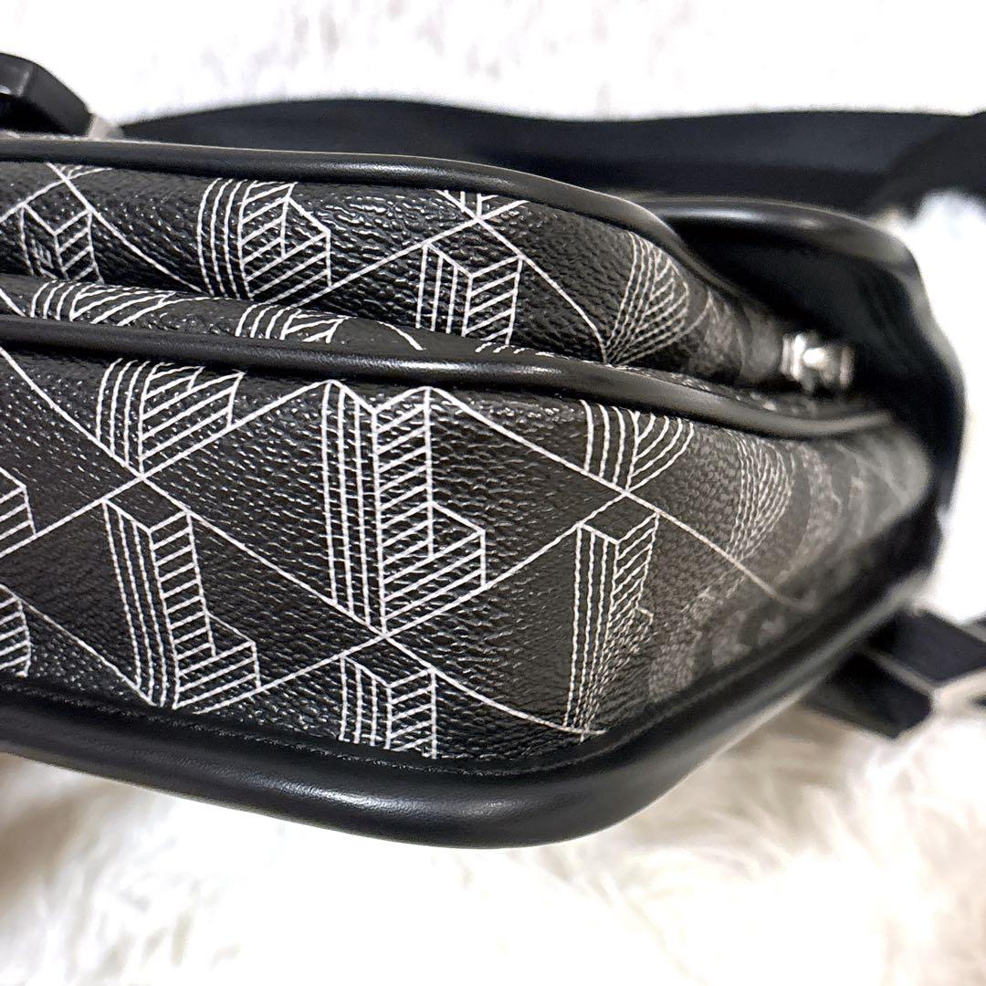 国内完売 希少 美品 LACOSTE モノグラムフラップメッセンジャーバッグ