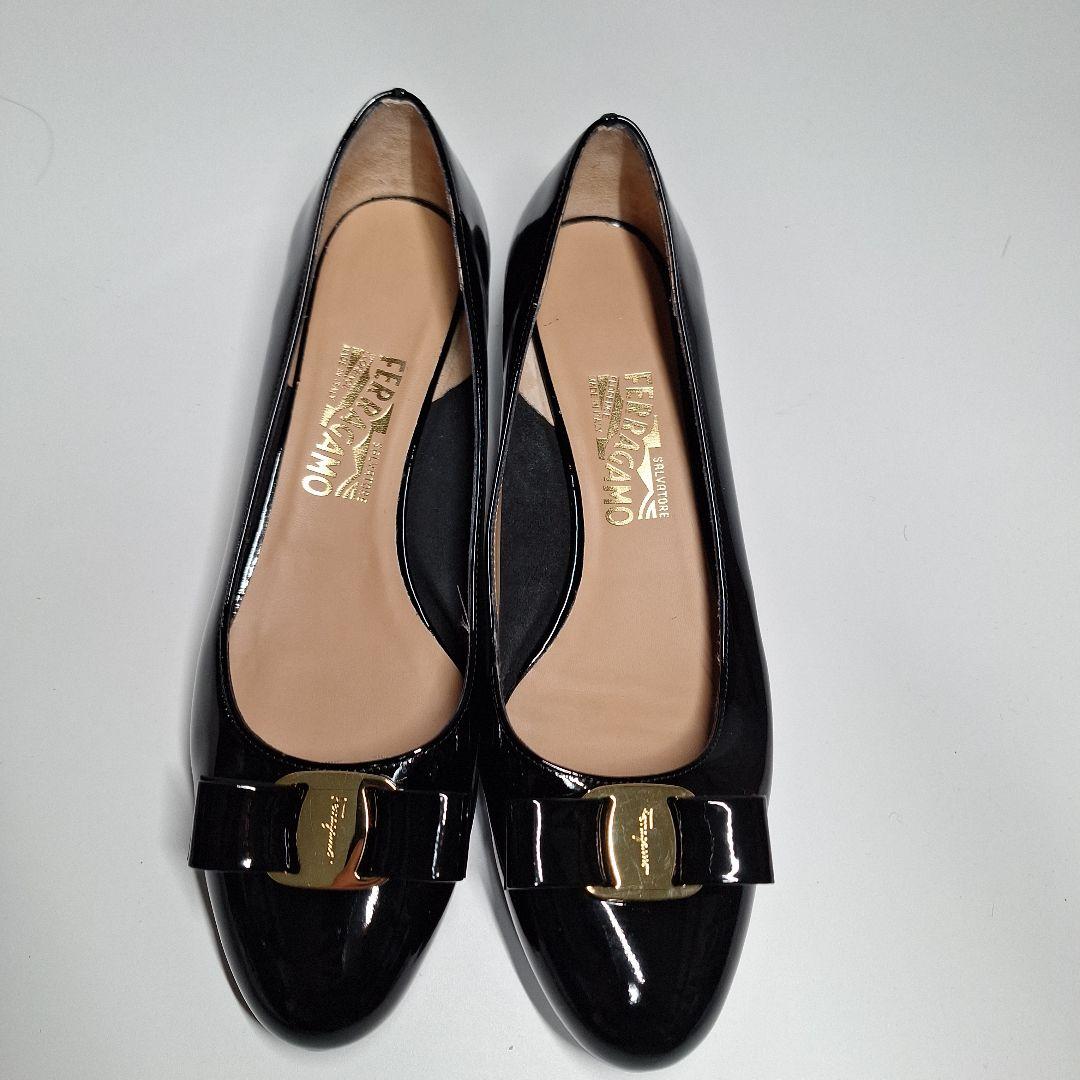 フェラガモ　エナメル太ヒール パンプス　ヴァラリボン　27cm　Vibram