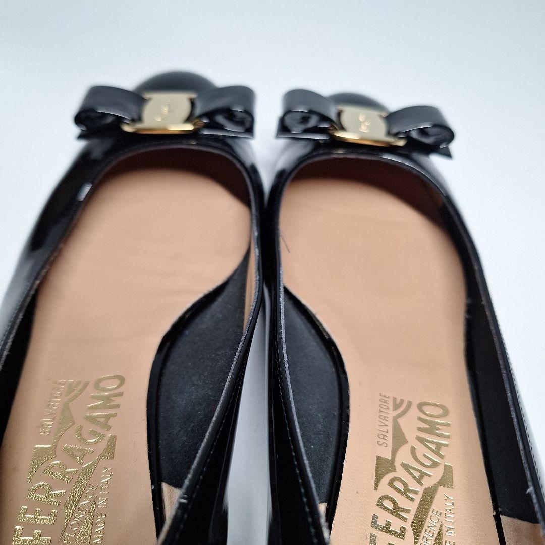 フェラガモ　エナメル太ヒール パンプス　ヴァラリボン　27cm　Vibram