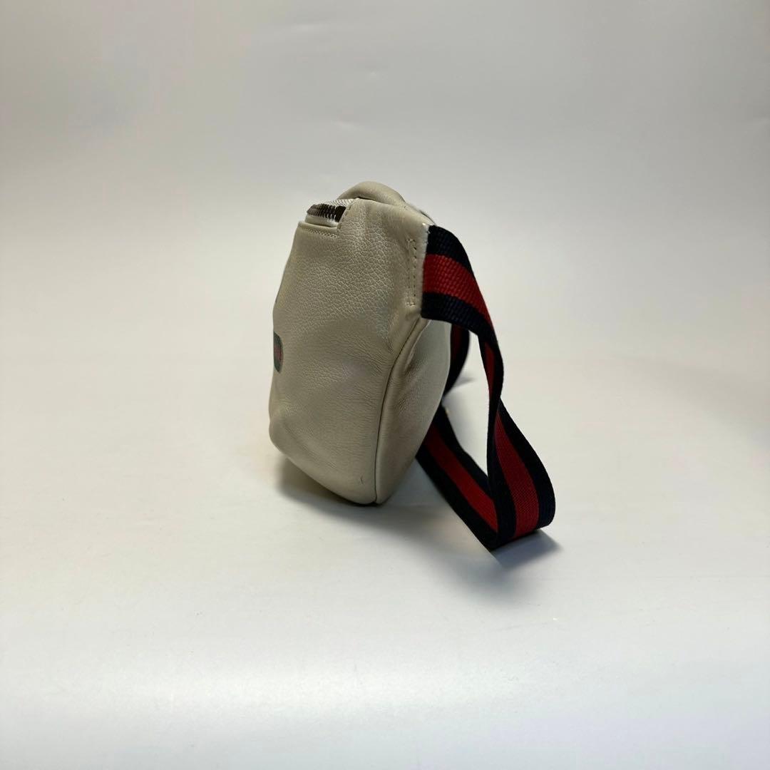 k70【美品】グッチ　ロゴプリント　レザー　シェリーライン　ボディバッグ