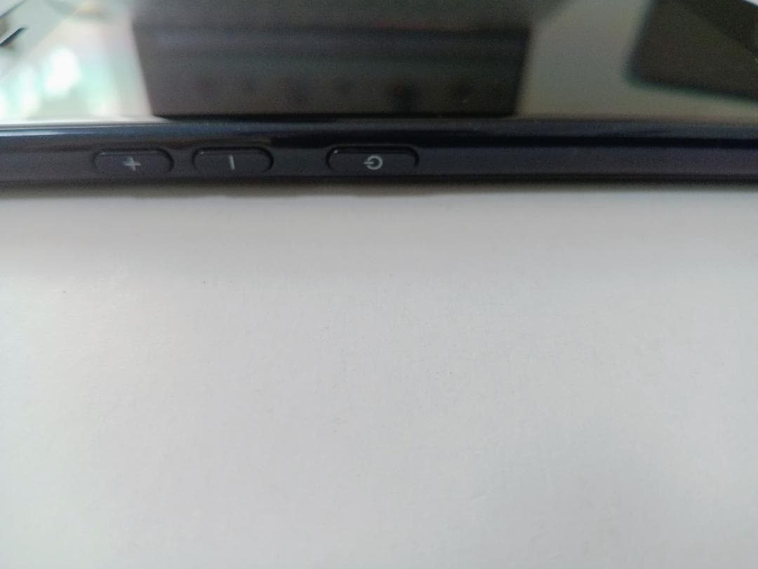 ☆ docomo らくらくスマートフォン F-52B ネイビー