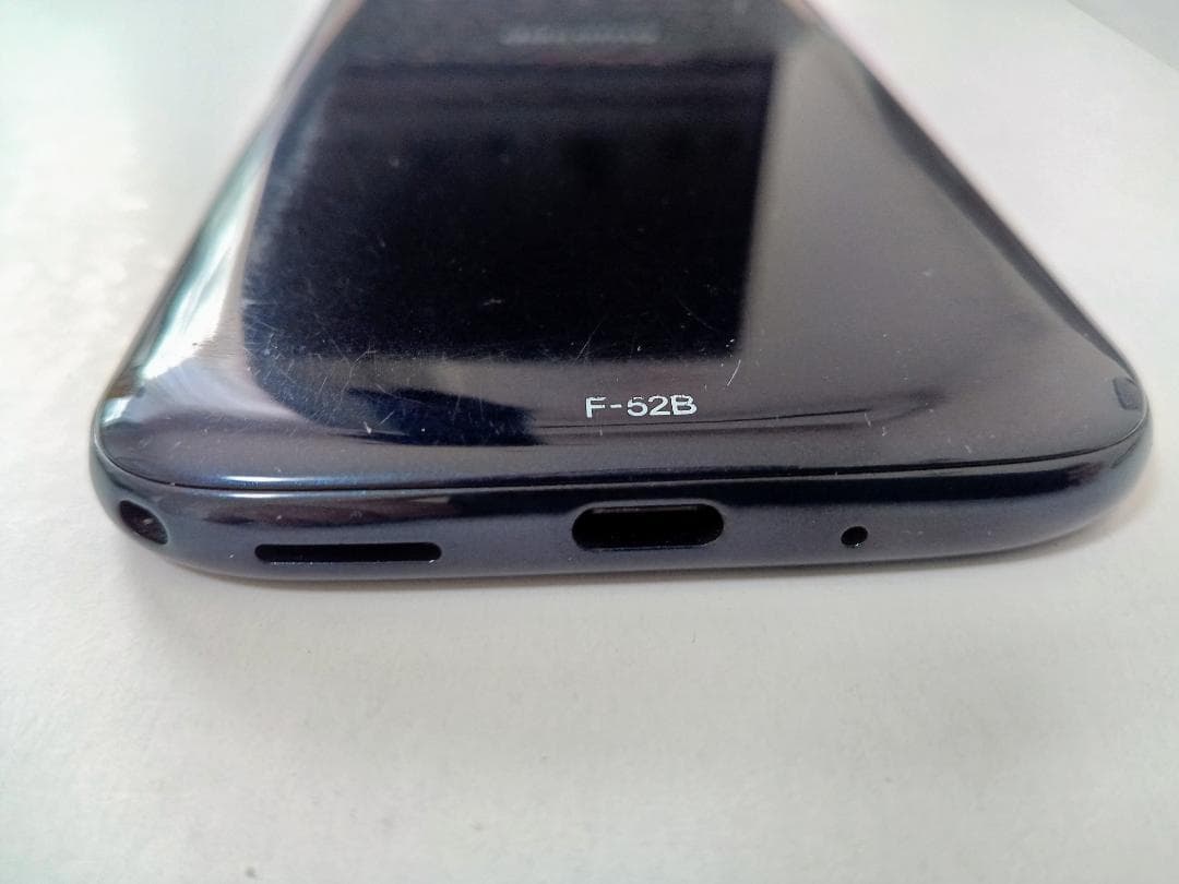 ☆ docomo らくらくスマートフォン F-52B ネイビー