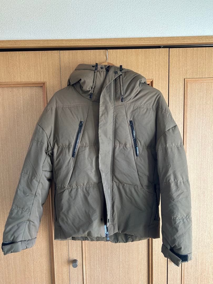 オリーブ色フード付きダウンジャケット