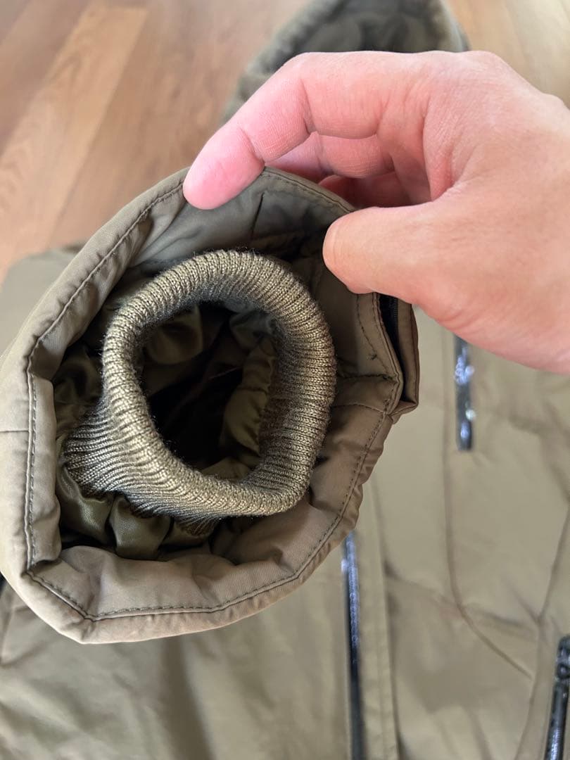 オリーブ色フード付きダウンジャケット