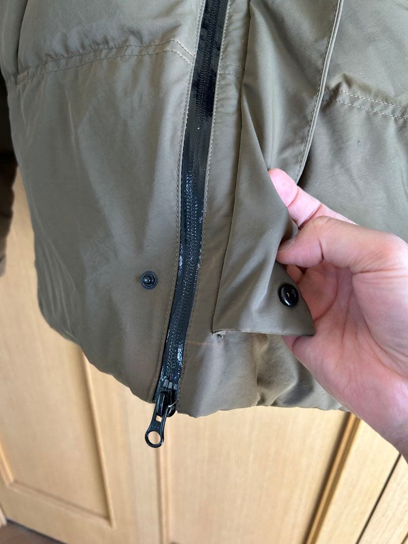 オリーブ色フード付きダウンジャケット