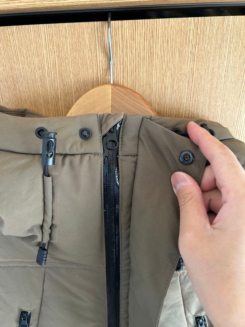 オリーブ色フード付きダウンジャケット