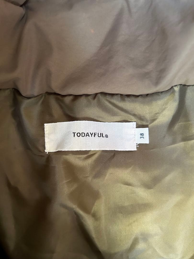 オリーブ色フード付きダウンジャケット