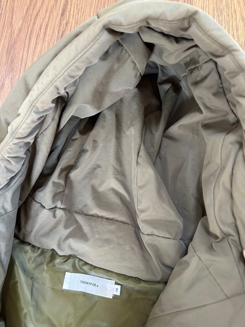 オリーブ色フード付きダウンジャケット