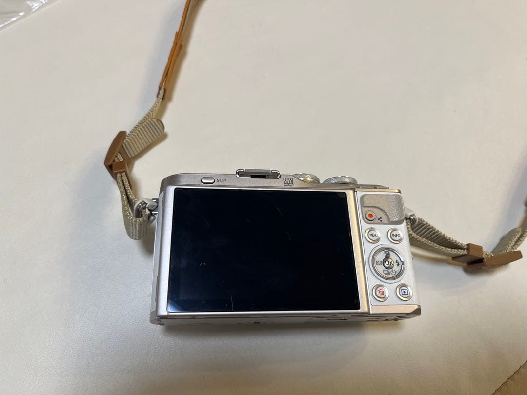 【美品】OLYMPUS PEN E-PL9 [ホワイト]ミラーレス一眼おまけ付き