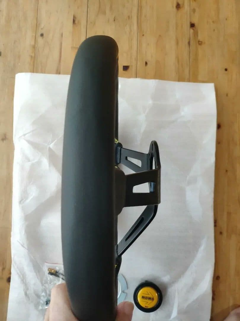 新品未使用・MOMO スタイル イエローステアリング Not Authentic