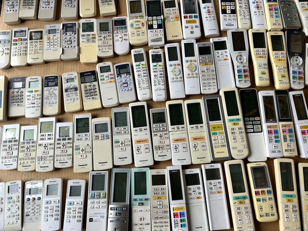 エアコンのリモコン、各種90個です