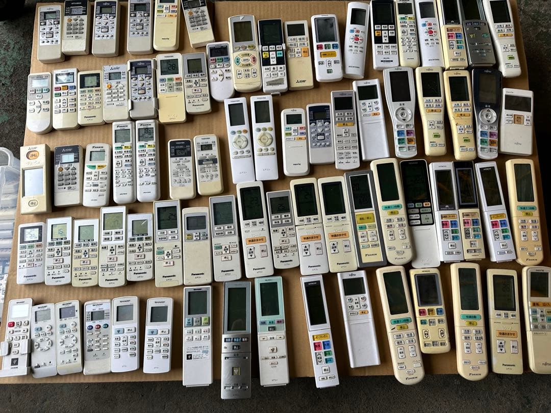 エアコンのリモコン、各種90個です