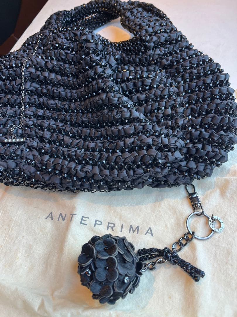 【極美品】ANTEPRIMA 黒 リボン編み ハンドバッグ　フラワーチャーム付き