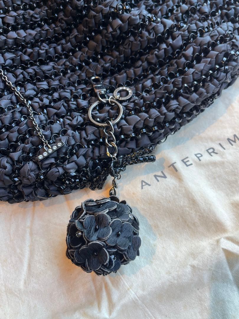 【極美品】ANTEPRIMA 黒 リボン編み ハンドバッグ　フラワーチャーム付き