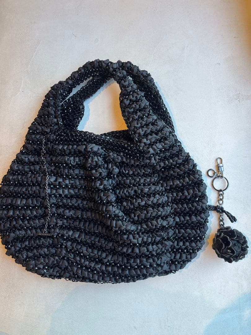 【極美品】ANTEPRIMA 黒 リボン編み ハンドバッグ　フラワーチャーム付き