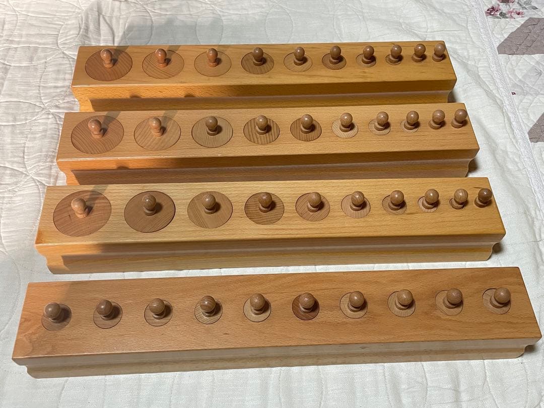 モンテッソーリ 教具　円柱さし(ペグさし) 10本セット✖️4種類