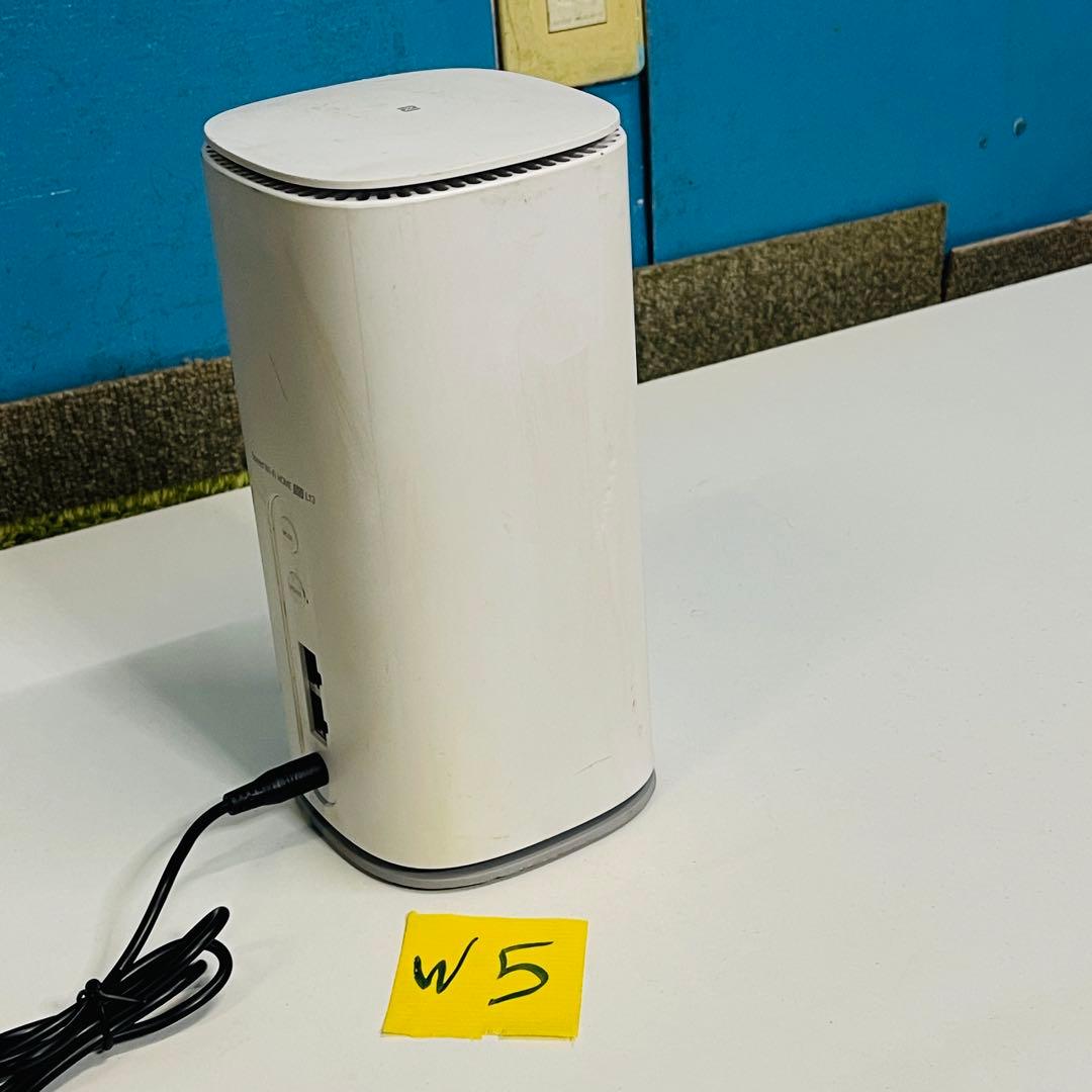 ZTE Speed Wi-Fi  5G L13 ホ黒のアダプター付き