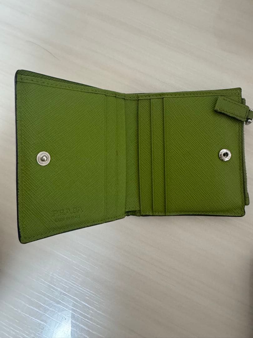 PRADA オリーブグリーン ケース