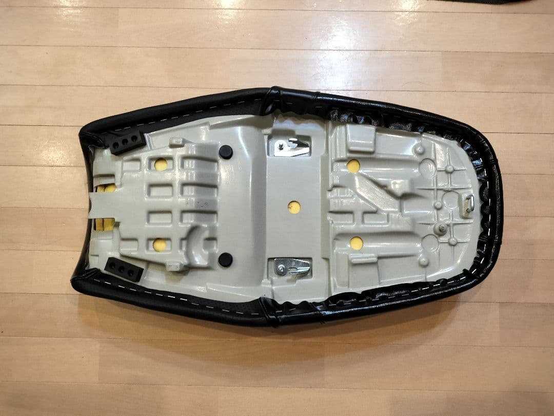 【値下げ】CB1100(SC65)用 デイトナ製 カフェレーサー シングルシート