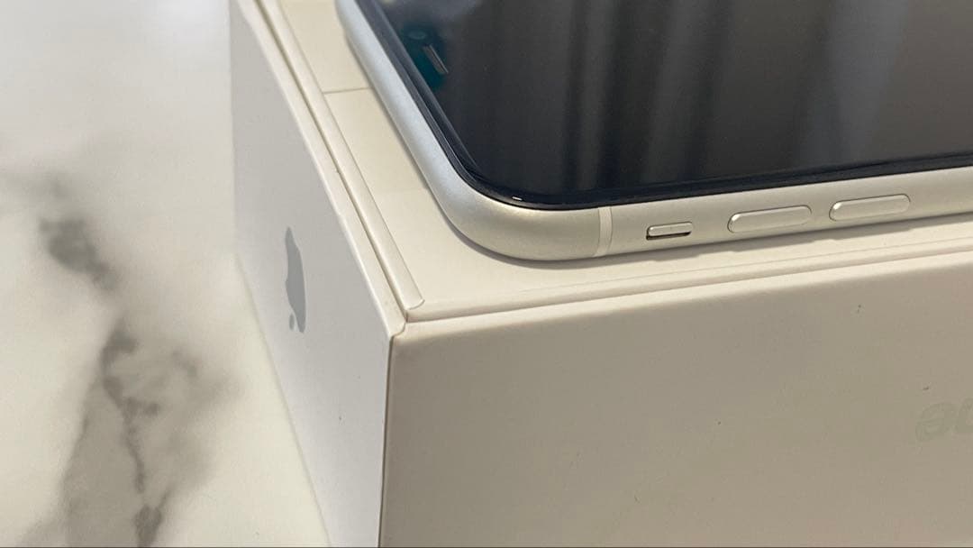 Apple iPhone XR SIMフリー　ホワイト 美品