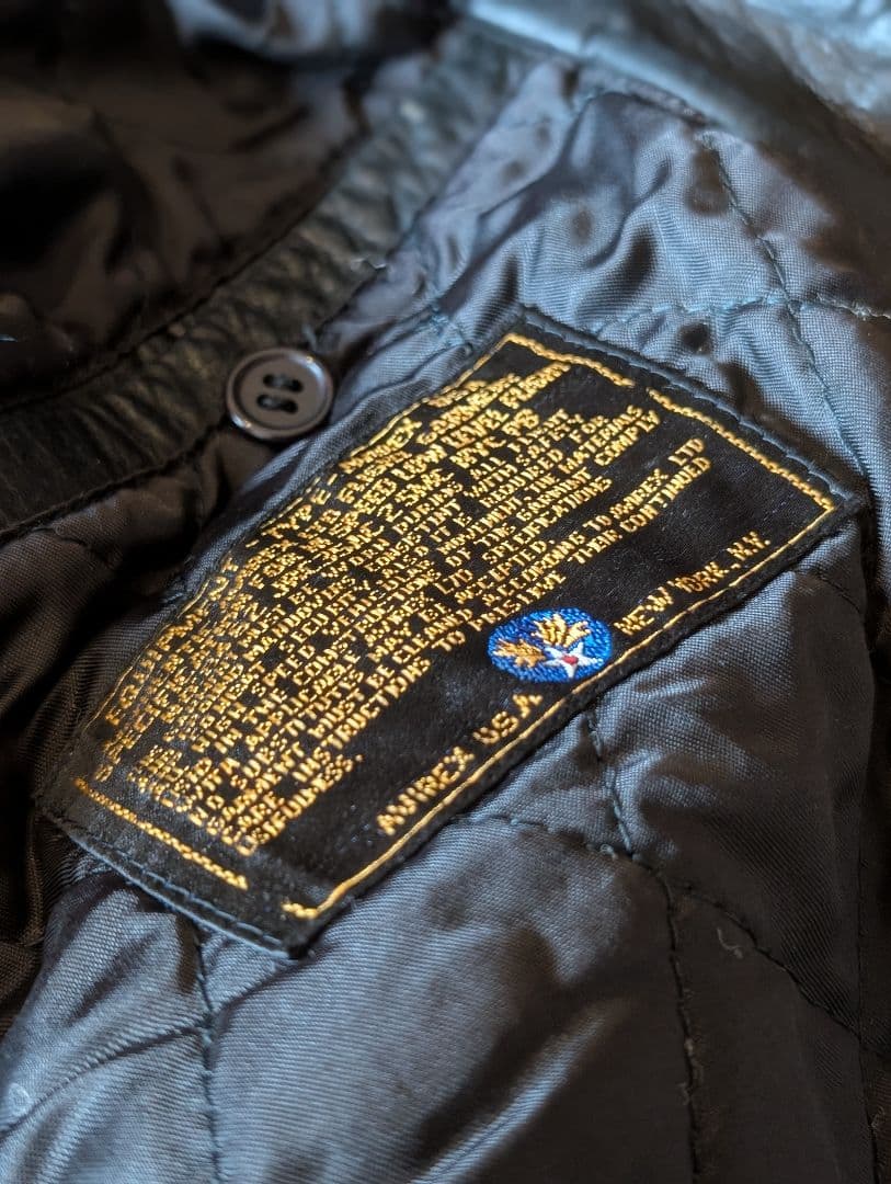 色々難あり。 AVIREX アヴィレックス スタジャン 牛革 アーチロゴ 黒 S