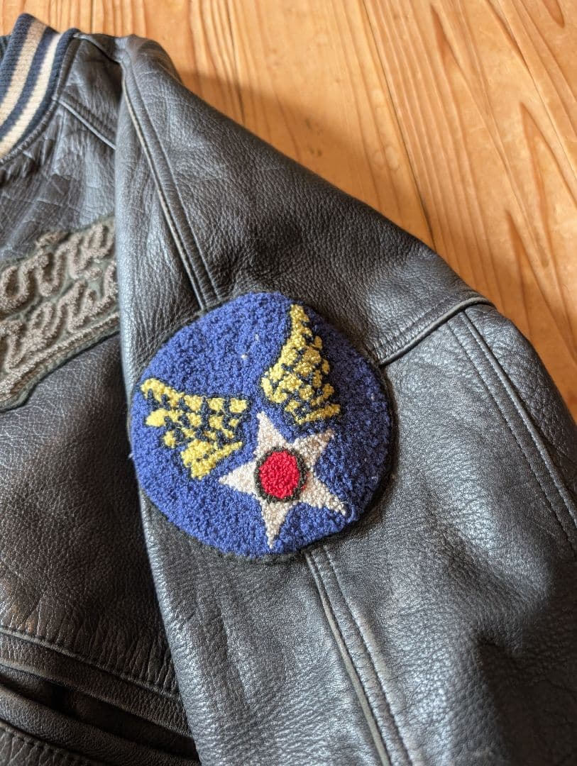 色々難あり。 AVIREX アヴィレックス スタジャン 牛革 アーチロゴ 黒 S