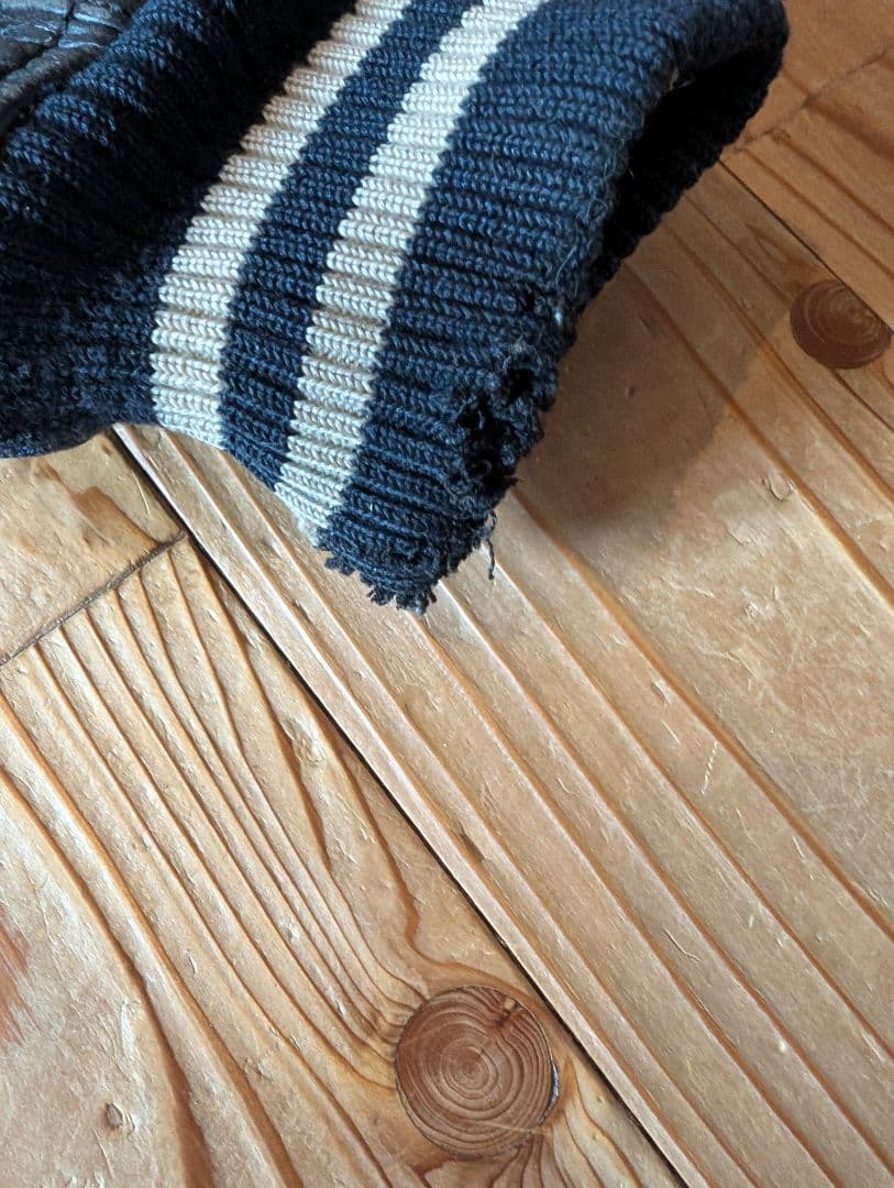 色々難あり。 AVIREX アヴィレックス スタジャン 牛革 アーチロゴ 黒 S